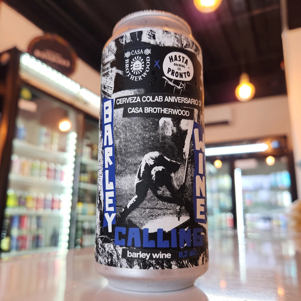 Cerveza artesanal colaborativa Hasta Pronto x Casa Brotherwood Barleywine Calling English Barley Wine 8.2% ABV 473cc. Disponible en Puerto Cervecero, Puerto Varas Chile.