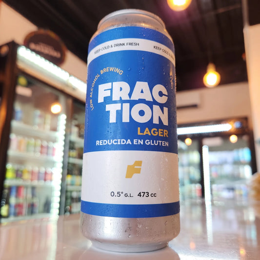 Cerveza artesanal Fraction Lager Sin Alcohol Reducida en Gluten 0.5% ABV 473cc de Jester. Disponible en Puerto Cervecero, Puerto Varas Chile.