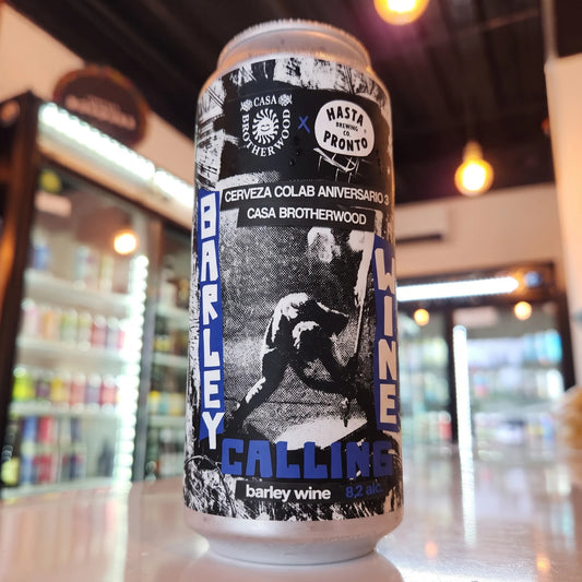 Cerveza artesanal colaborativa Hasta Pronto x Casa Brotherwood Barleywine Calling English Barley Wine 8.2% ABV 473cc. Disponible en Puerto Cervecero, Puerto Varas Chile.