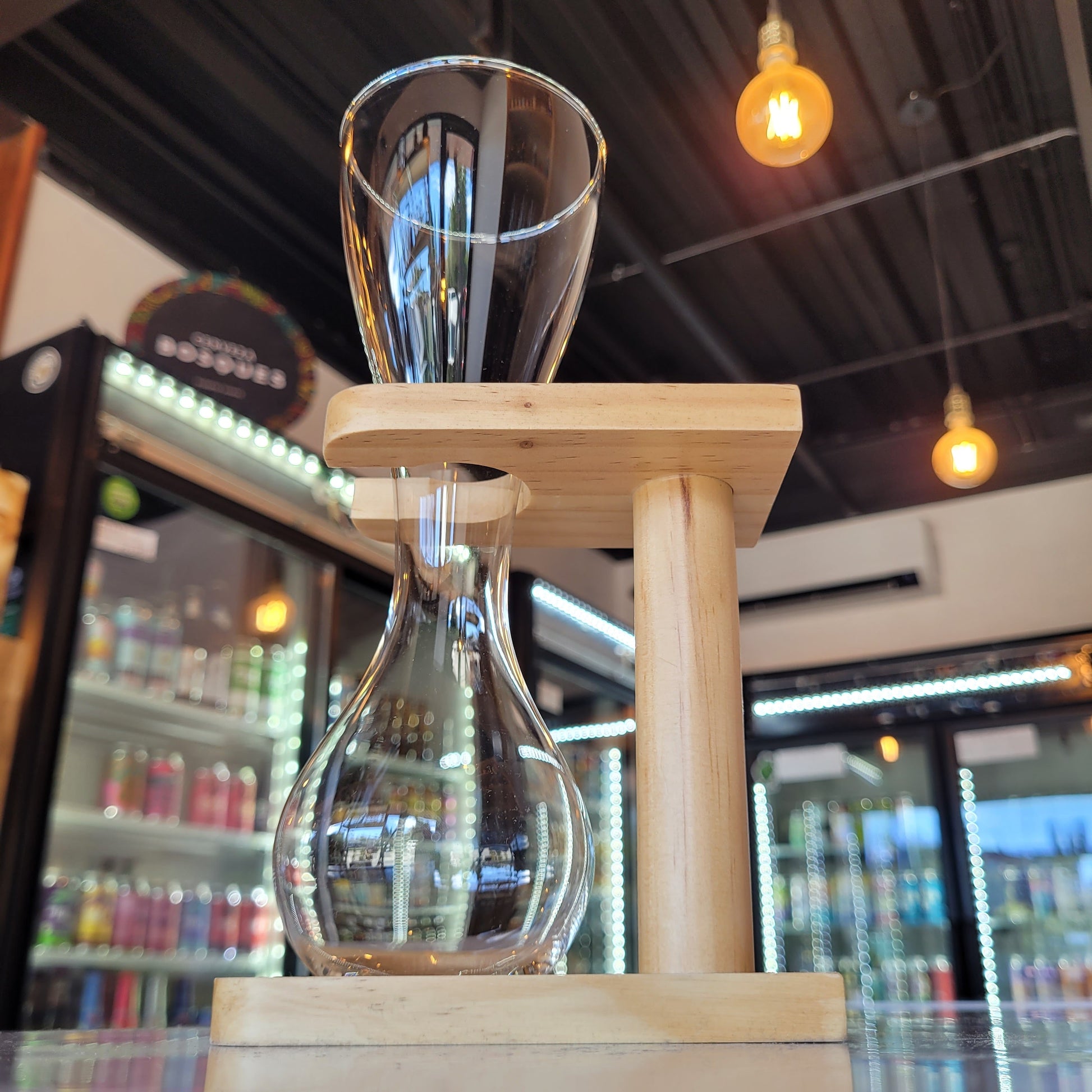 Foto de Kingz Copa Kwak Cristalería Soporte Madera 330ml - Cerveza Artesanal en Puerto Cervecero, Puerto Varas