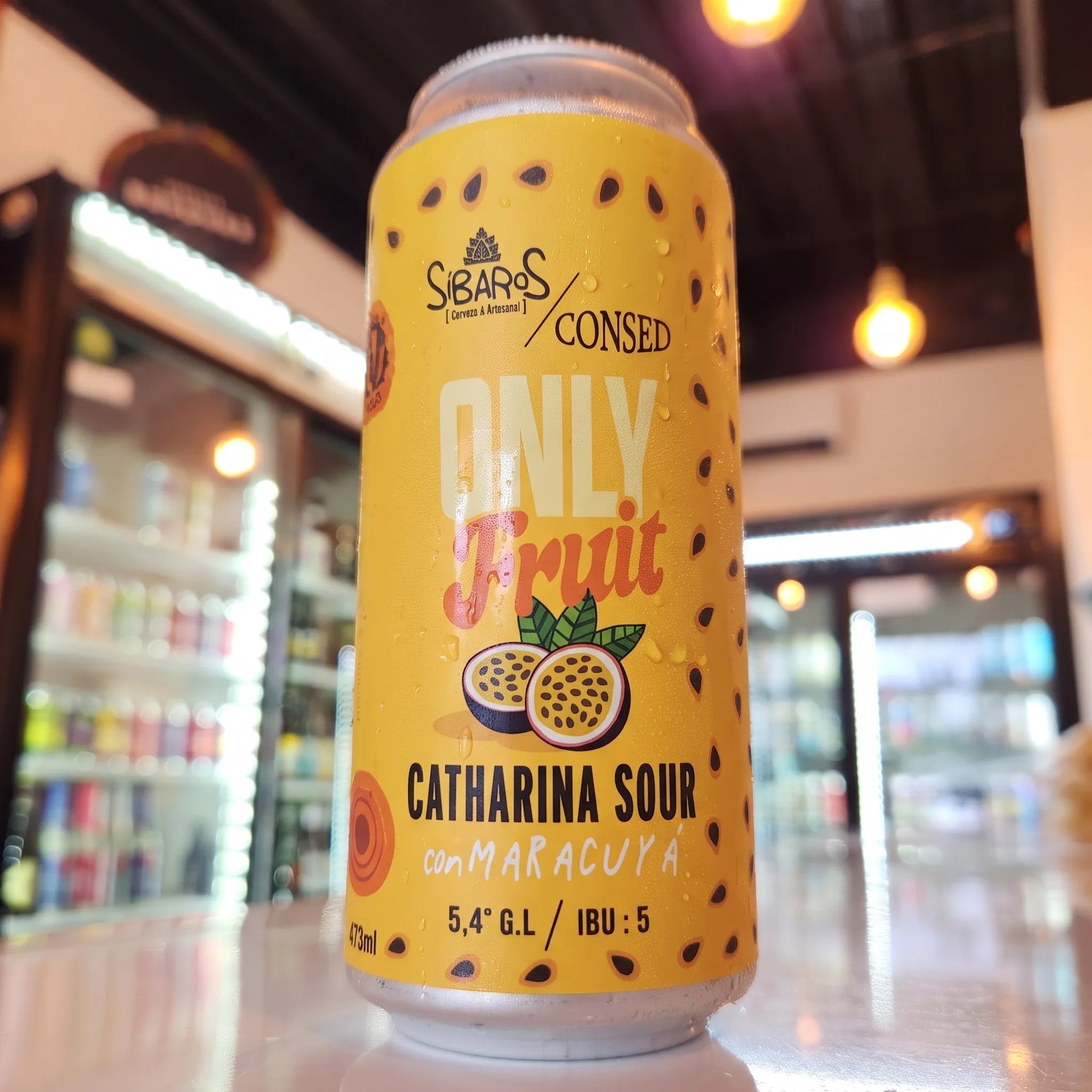 Cerveza artesanal colaborativa Síbaros x Consed Only Fruit Maracuyá Catharina Sour 473cc. Disponible en Puerto Cervecero, Puerto Varas Chile.
